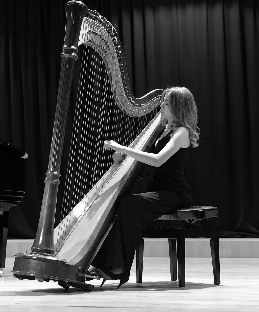 Zeynep Şanlı arp çalarken, sahnede